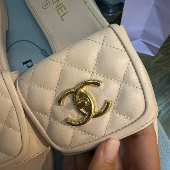 CHANEL Quilted Lambskin CC Turnlock Sandal - Picture 14 of 15